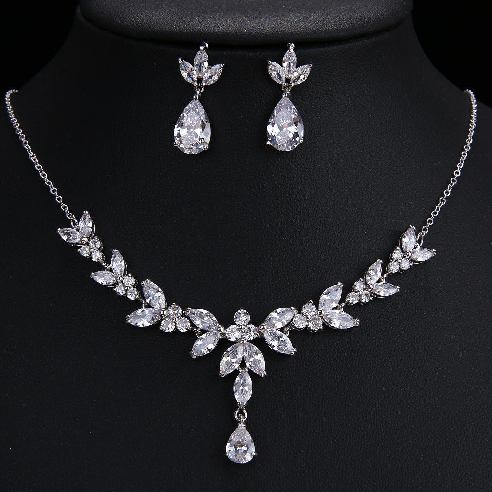 Veyra Luxus Schmuck-Set – Anhänger Halskette & Ohrringe mit Zirkonia