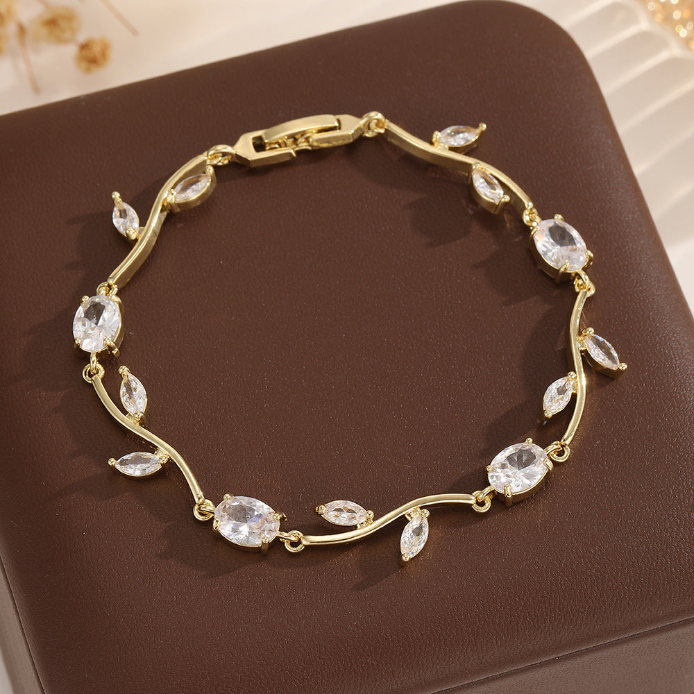 Veyra Armband mit Blumendesign – Elegant in Gold & Weißgold