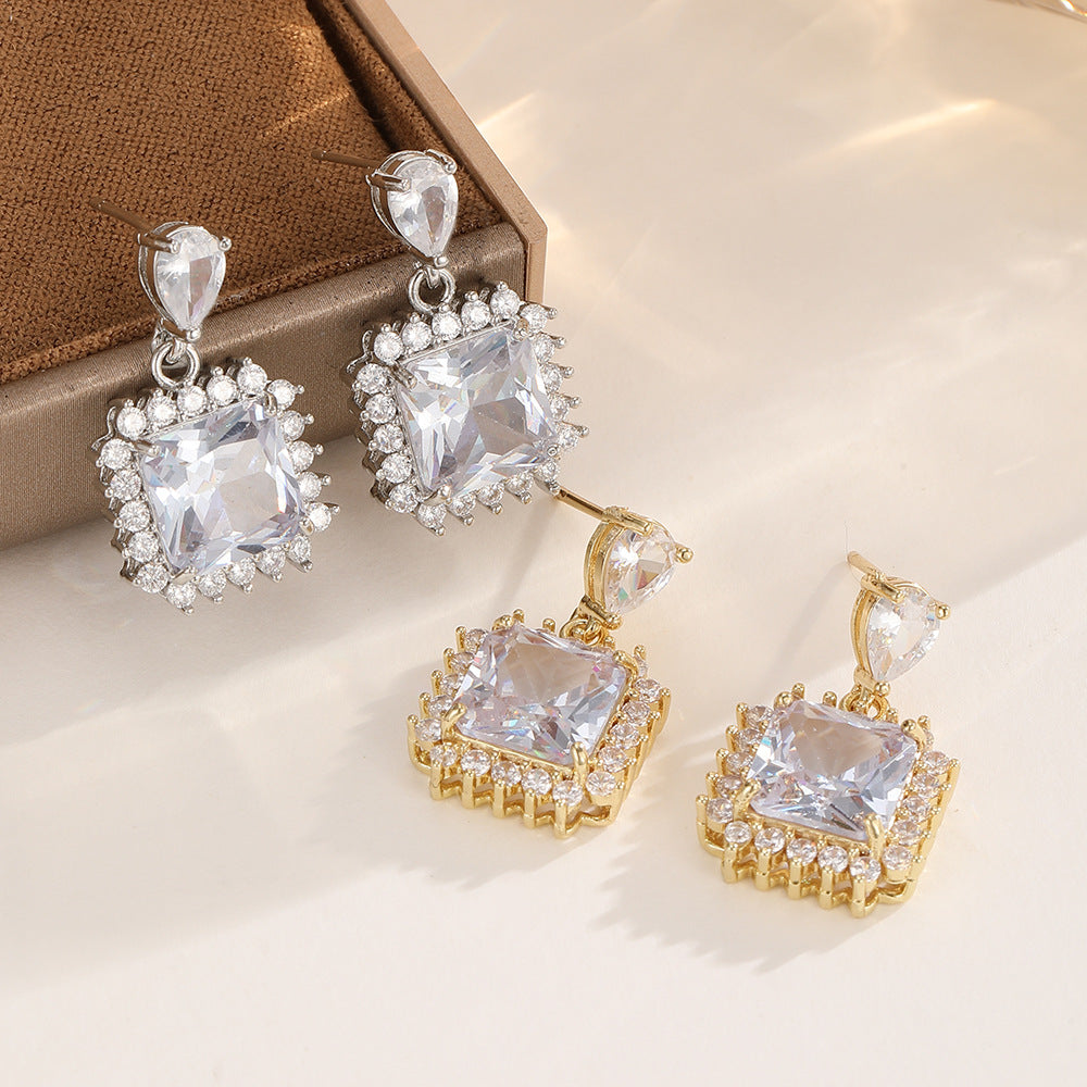 Veyra Ohrstecker mit Zirkonia – Elegant in Gold & Weißgold