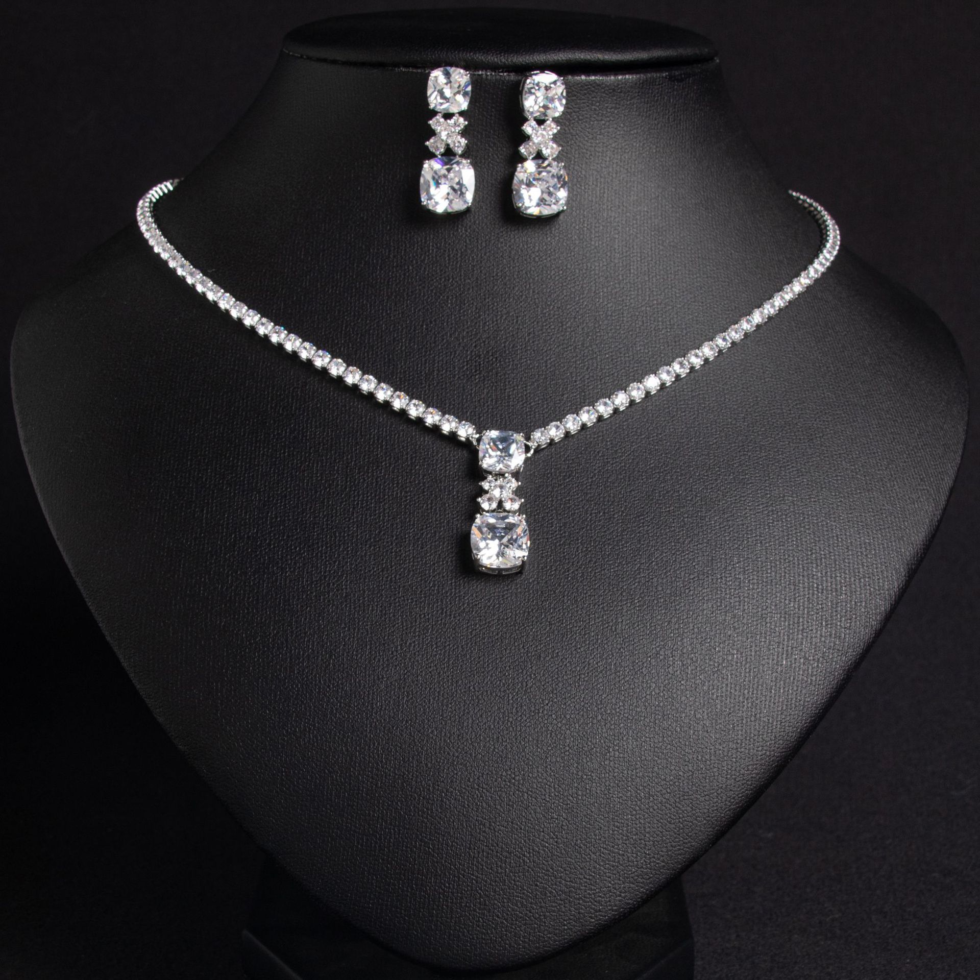 Veyra Schmuck-Set – Halskette & Ohrringe in Gold und Weiß